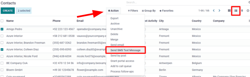Sélectionnez un certain nombre de contacts, cliquez sur Action et sélectionnez Envoyer plusieurs SMS.