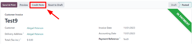 Una factura al cliente común con el botón "Nota de crédito" destacado en rojo en  la aplicación Ventas de Odoo.
