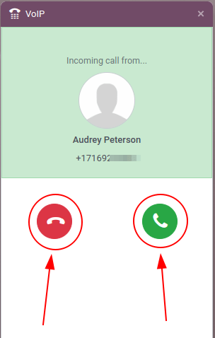 Una llamada entrante en el widget VoIP, los botones para responder o rechazar la llamada aparecen en círculos rojos con flechas.