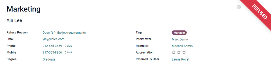 Ett kort för en sökande med den nekade banderollen i det övre högra hörnet i rött.