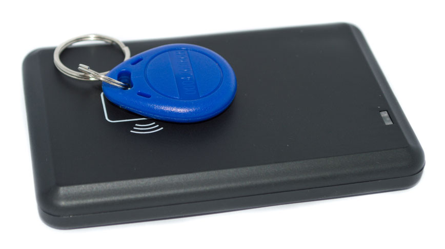 Un porte-clé RFID placé sur un lecteur RFID