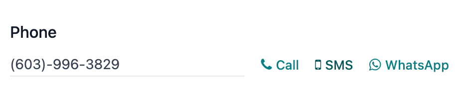 El icono de SMS en un formulario de información de contacto típico ubicado dentro de una base de datos de Odoo.