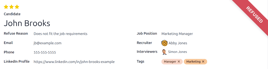 Una tarjeta del empleado con el listón rechazado en la esquina superior derecha.
