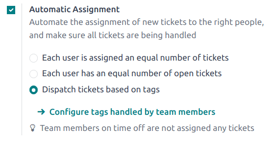 Vista de la página de ajustes de un equipo de soporte al cliente donde se destacan las funciones de asignación automática en la aplicación Soporte al cliente de Odoo.