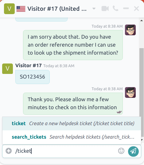 Vue des résultats d'une recherche dans les tickets d’assistance dans une conversation de live chat.
