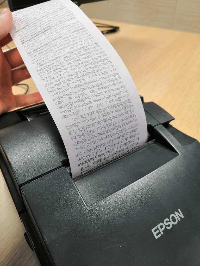 Printerpapier met schijnbaar willekeurige tekens.