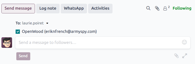 Een chattercomposer bereidt zich voor om een bericht te sturen naar de volgers van een CRM opportunity en de klant die op de opportunity staat.